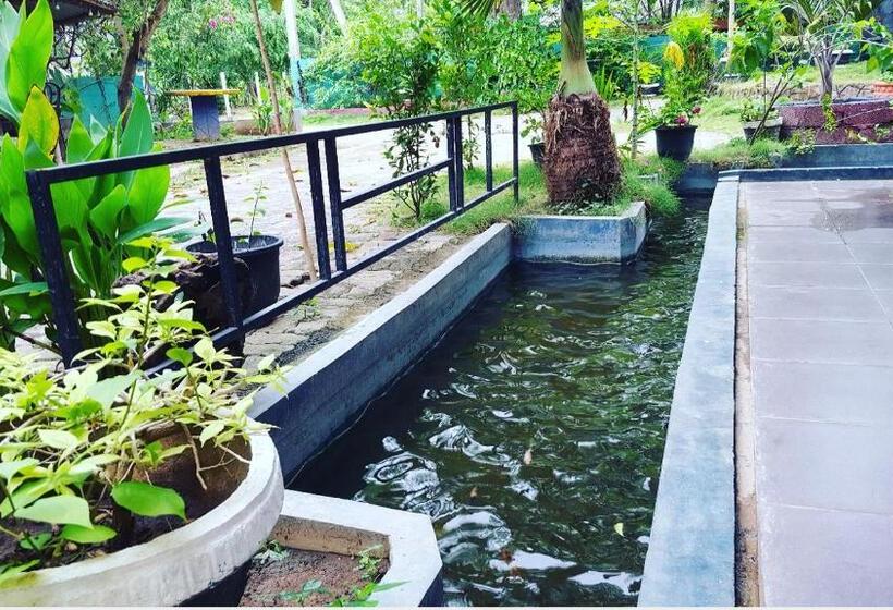 Hotelli Tharuka Rest Inn