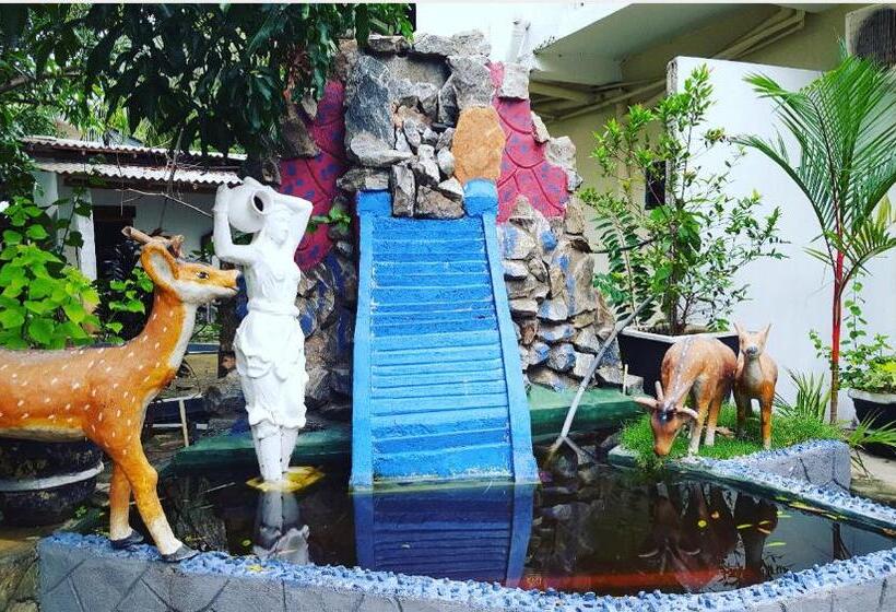 Otel Tharuka Rest Inn