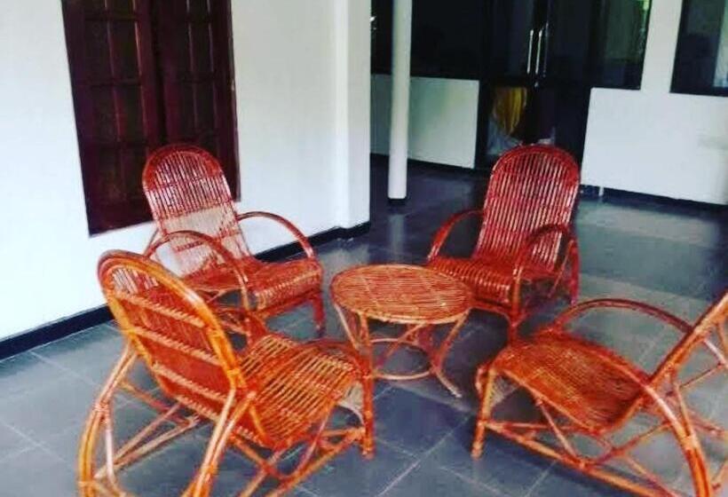 Hotelli Tharuka Rest Inn