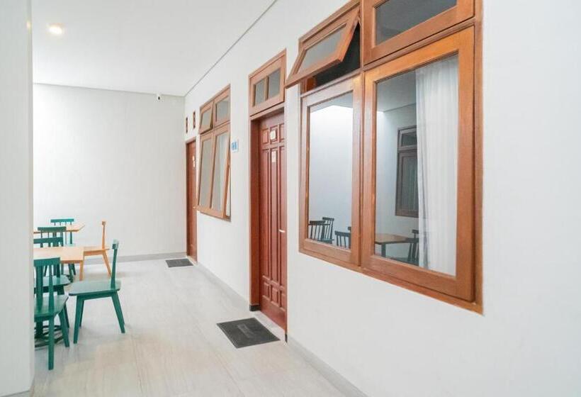 Urbanview Hotel Bubusini Batu By Reddoorz