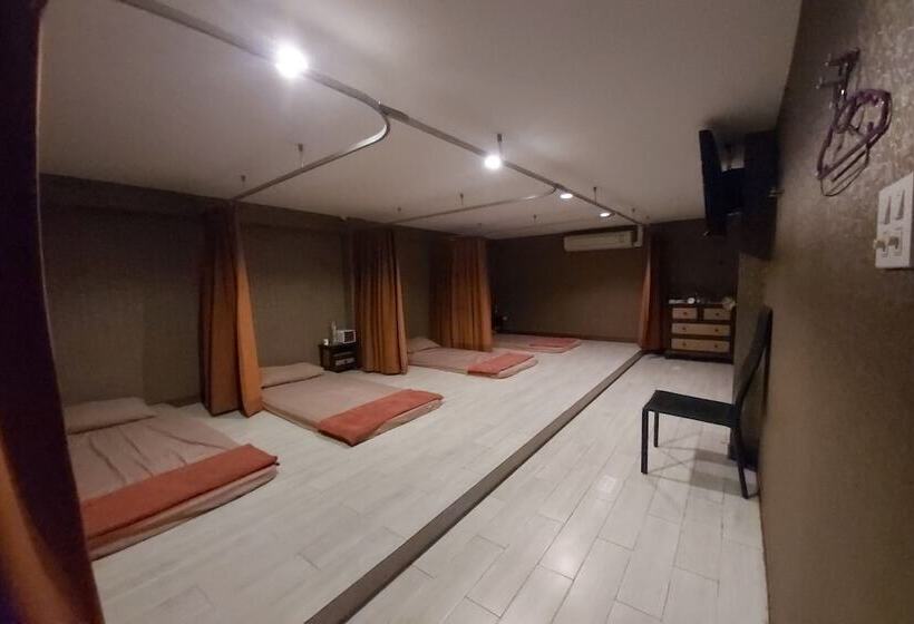 هتل Oyo 75382 Galaxy & Sauna Resort