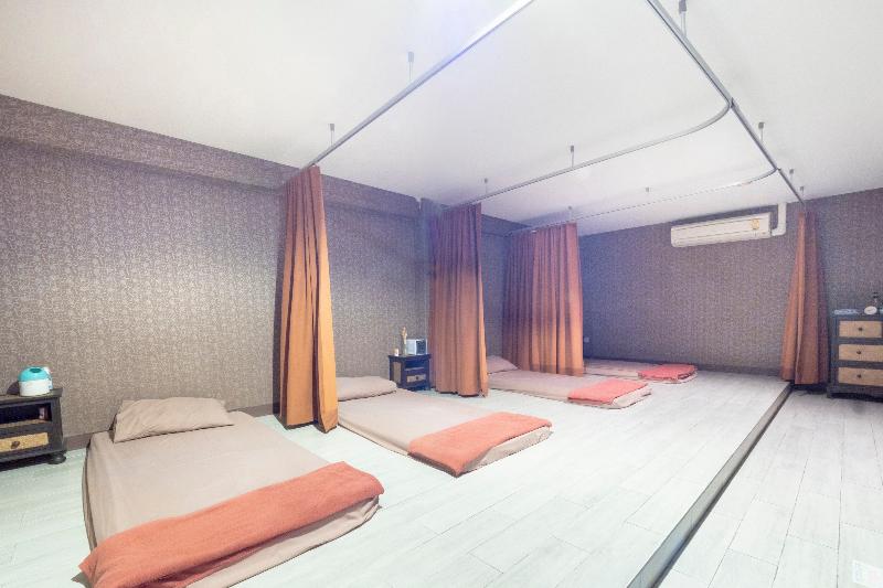 هتل Oyo 75382 Galaxy & Sauna Resort