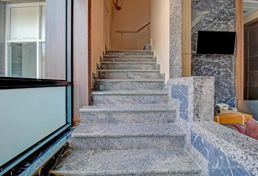 בית מלון כפרי Oyo Mum2055  Golden Crown