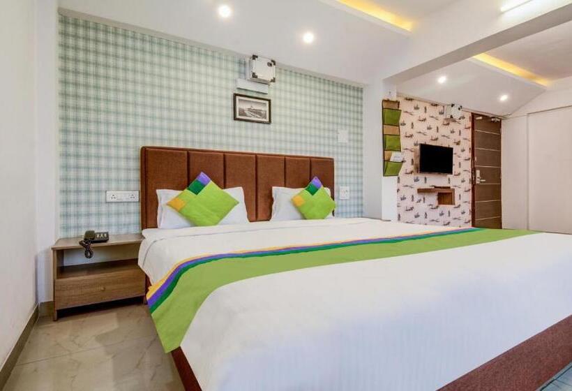 בית מלון כפרי Treebo Iris Suites