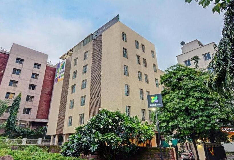 בית מלון כפרי Treebo Iris Suites