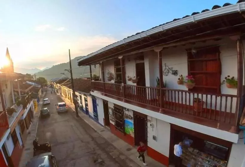 ペンション La Casa De Las Flores Hostal