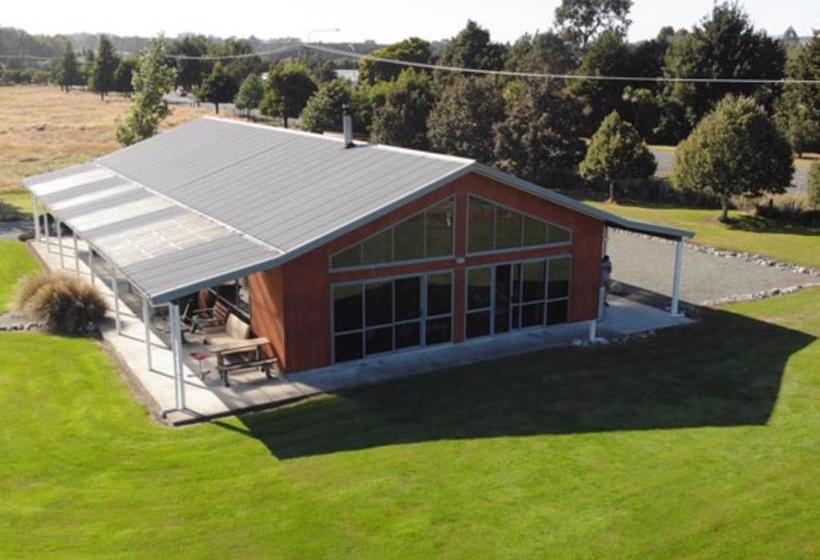 فندق صغير Bob & Maxines Backpackers