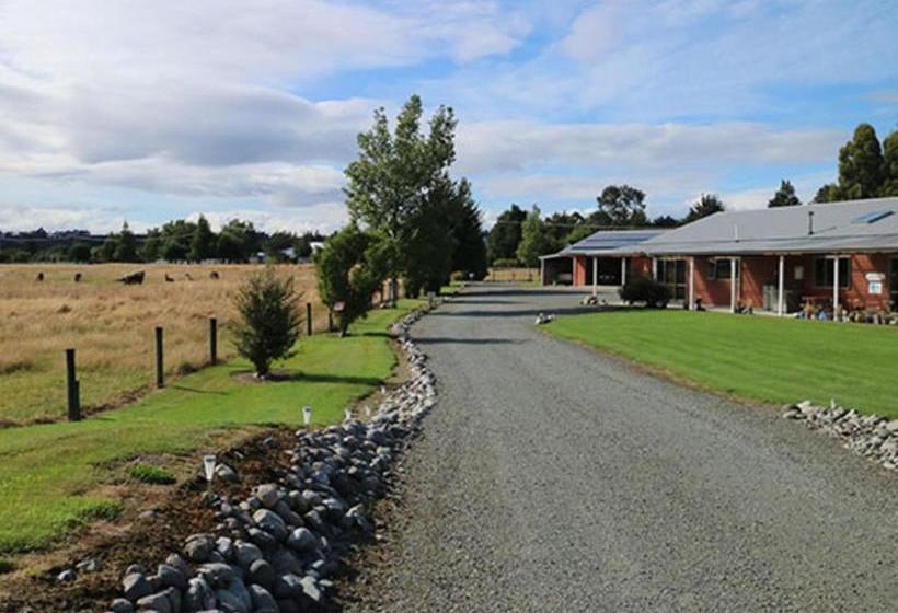 فندق صغير Bob & Maxines Backpackers