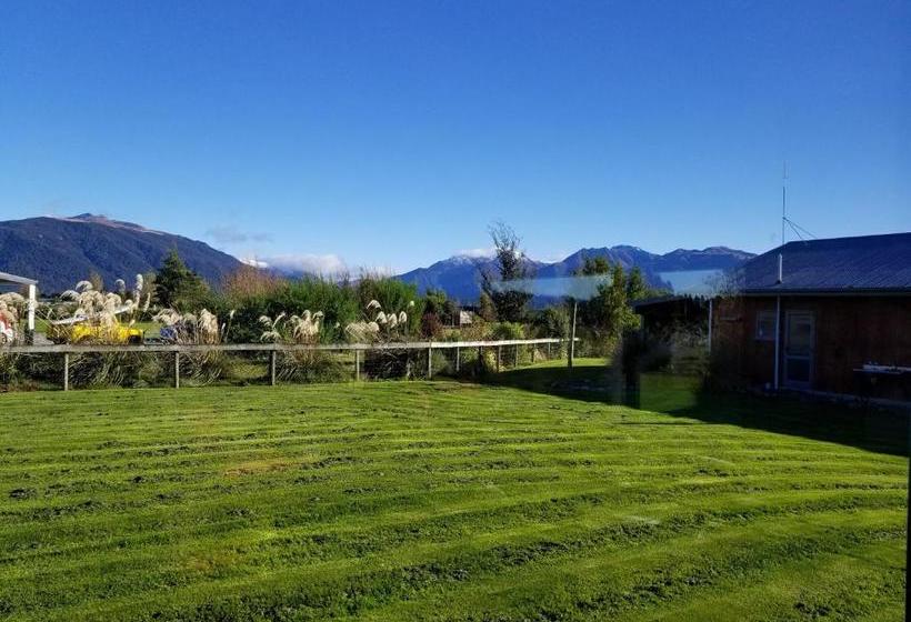 فندق صغير Bob & Maxines Backpackers