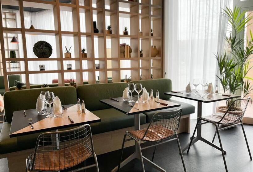 Отель Ibis Martigues Centre