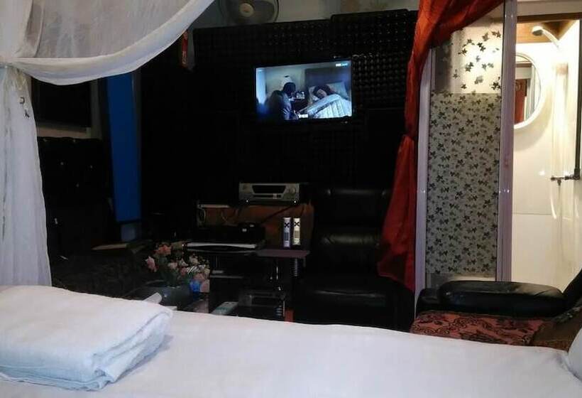 Hotel Backpacker Guest Home