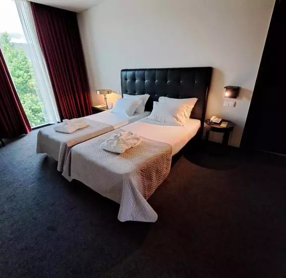 هتل Axis Viana Business & Spa