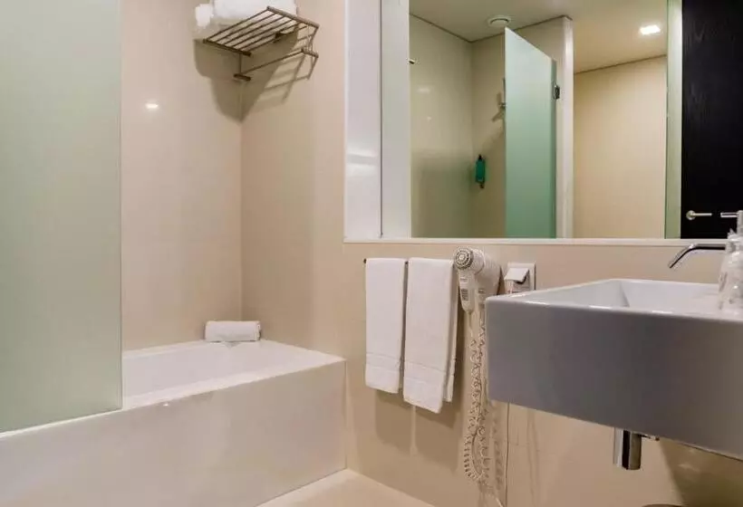 هتل Axis Viana Business & Spa