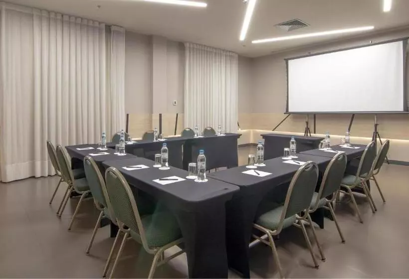 Отель Deville Prime Porto Alegre