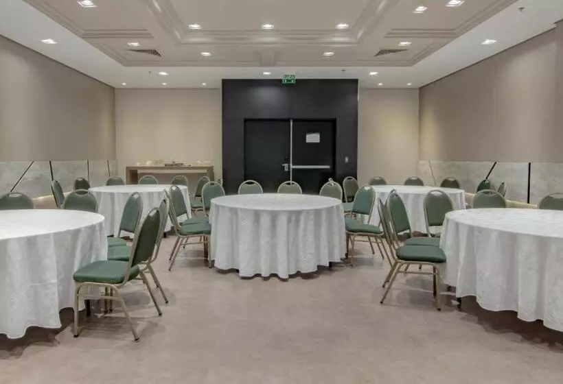 Отель Deville Prime Porto Alegre