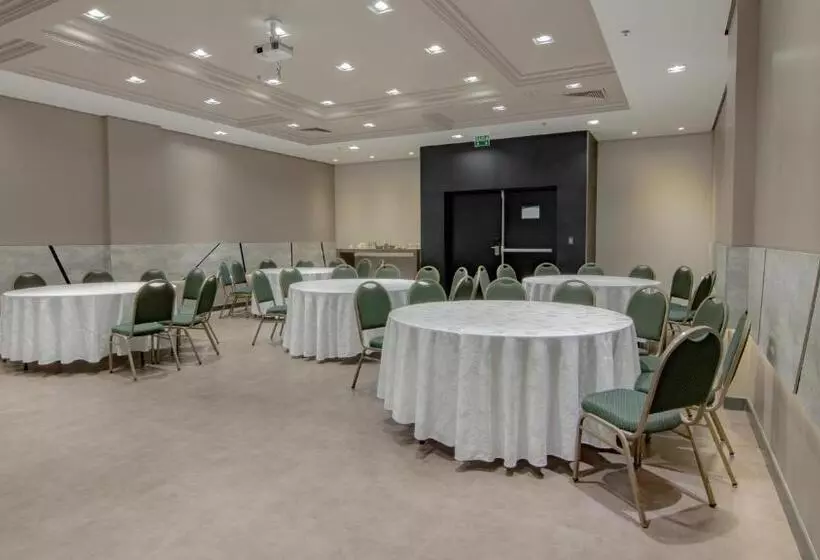 Отель Deville Prime Porto Alegre