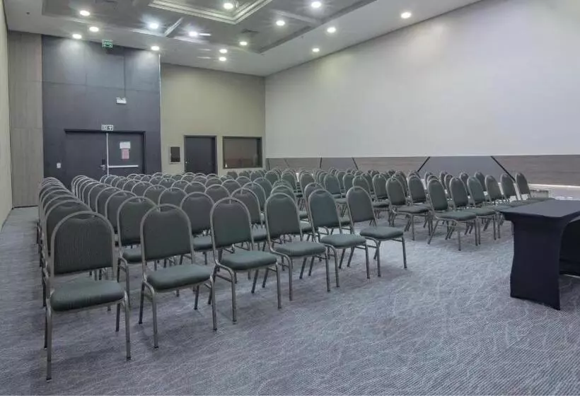 Отель Deville Prime Porto Alegre