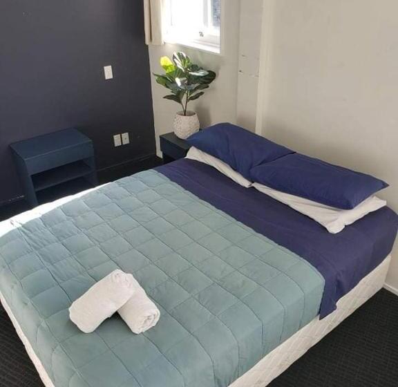 Отель Nomads Capital Backpackers  Wellington