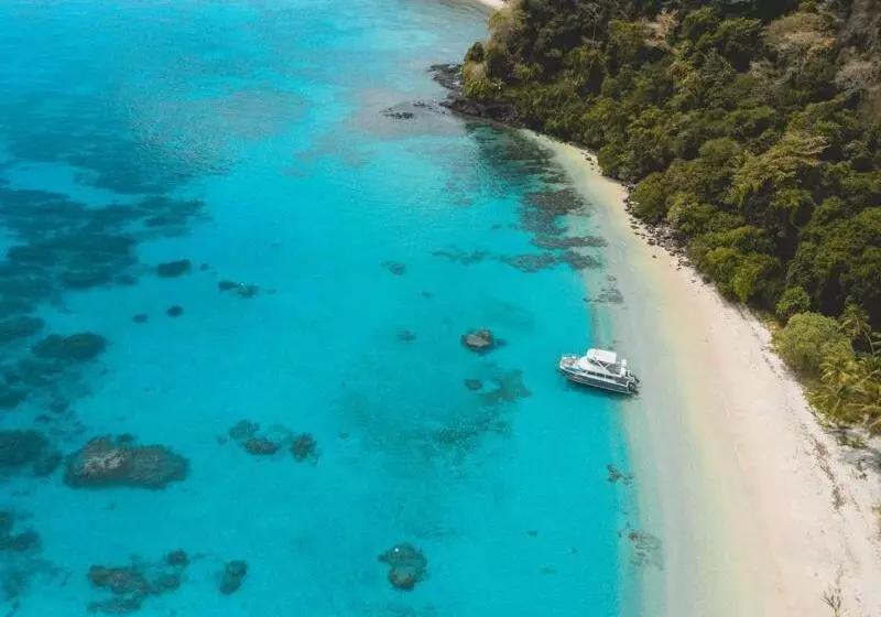 בית מלון כפרי Uprising Beach Resort