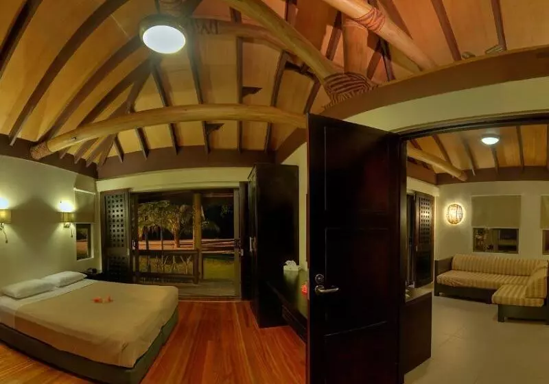 בית מלון כפרי Uprising Beach Resort