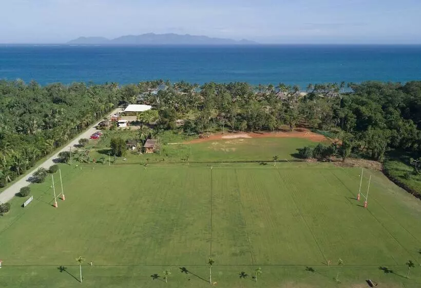 בית מלון כפרי Uprising Beach Resort