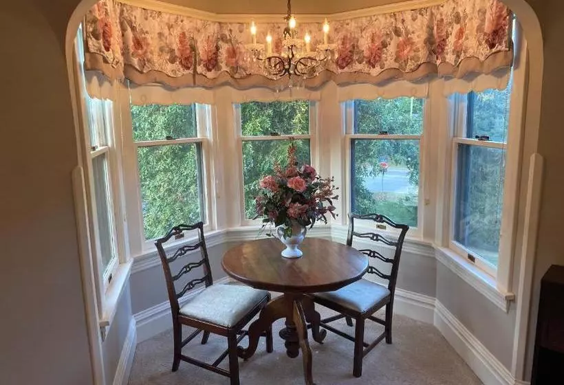 Aamiaismajoitus (B&B) Breese Inn