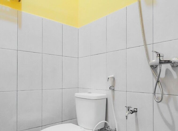 Отель Oyo 90216 Kost Sanny