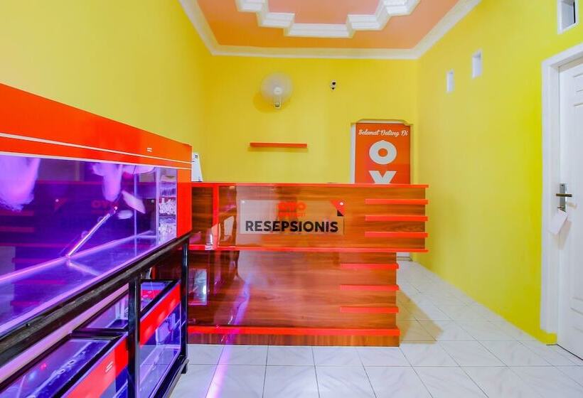 Отель Oyo 90216 Kost Sanny