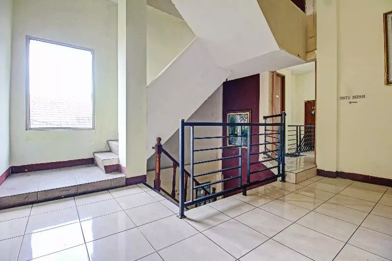 Hotelli Reddoorz Syariah At Penginapan Sederhana Palembang