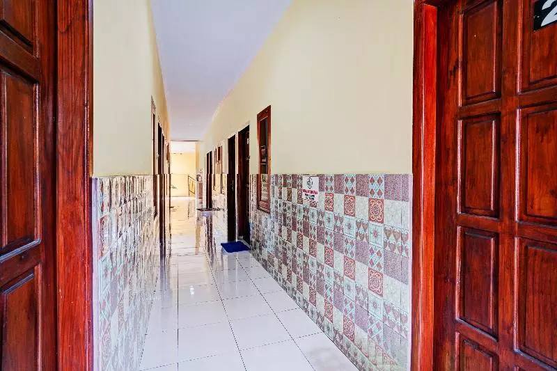 Hotelli Oyo 90234 Dhoho Family Guest House