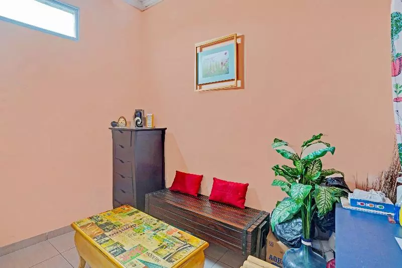 Hotelli Oyo 90234 Dhoho Family Guest House