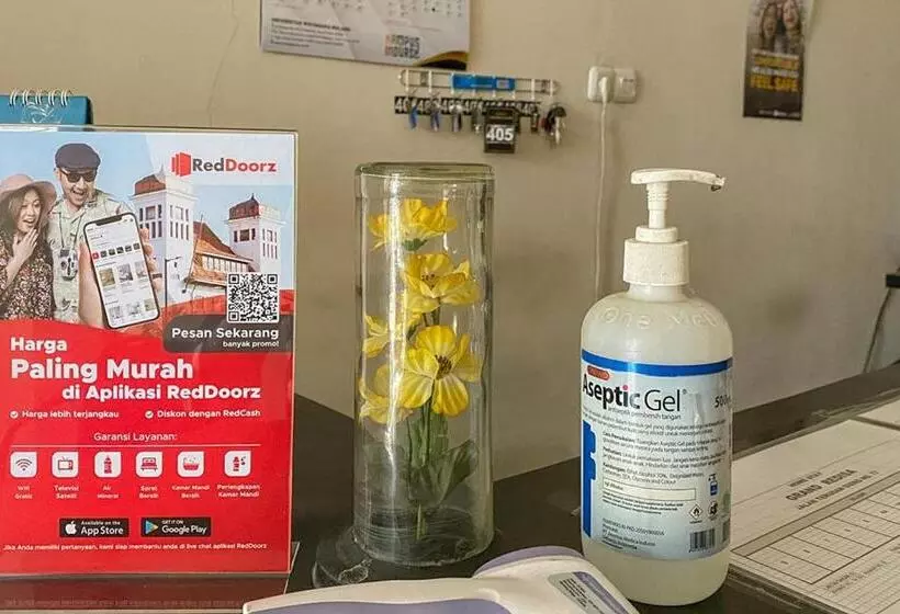 Hotelli Reddoorz Near Universitas Merdeka Malang 2