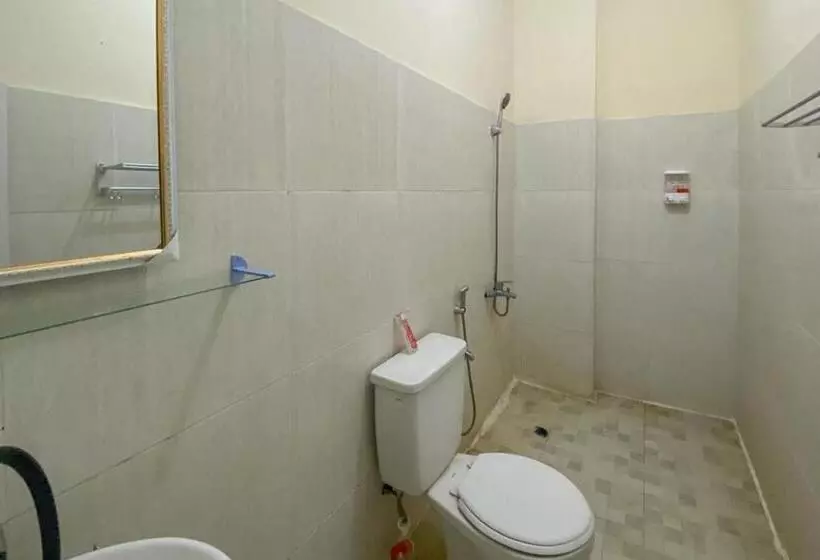 Hotelli Reddoorz Near Universitas Merdeka Malang 2