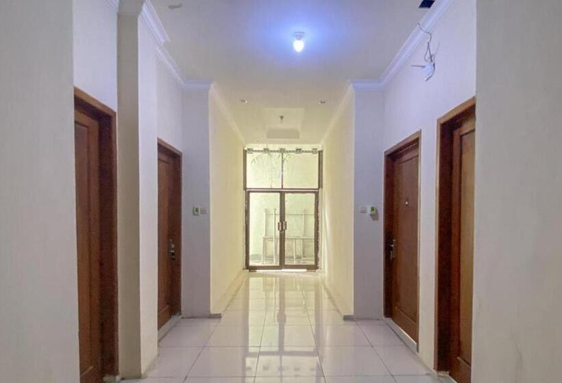 فندق Reddoorz Near Universitas Merdeka Malang 2