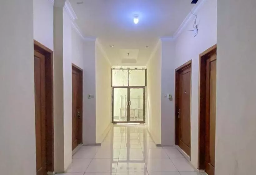 Hotelli Reddoorz Near Universitas Merdeka Malang 2