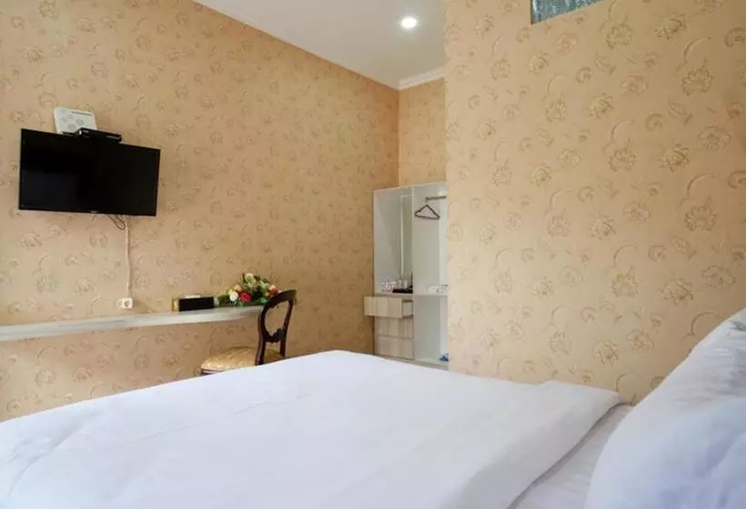 ホテル Golden Inn Ambon Redpartner