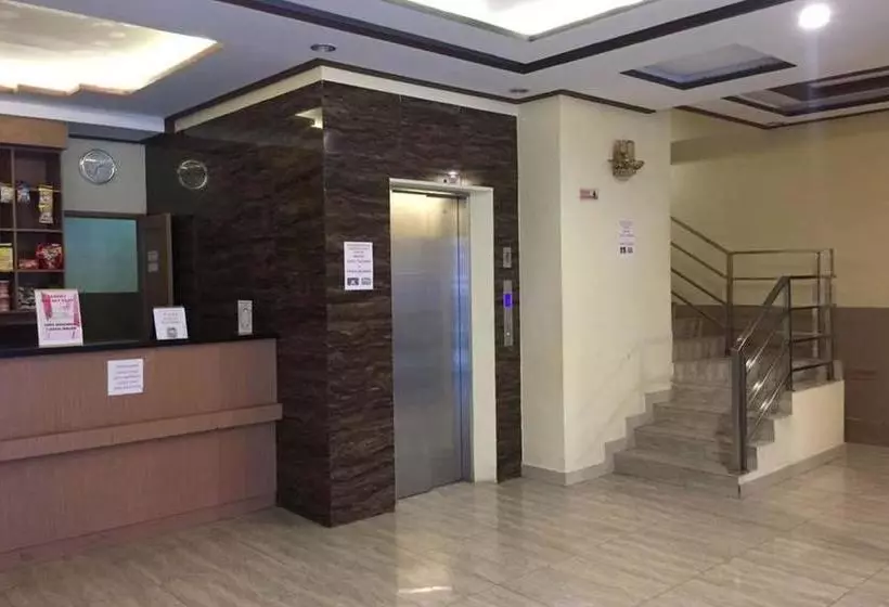 ホテル Golden Inn Ambon Redpartner