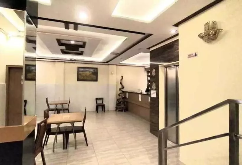 ホテル Golden Inn Ambon Redpartner