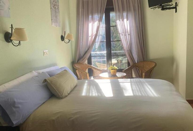 פנסיון Hostal La Cigueña