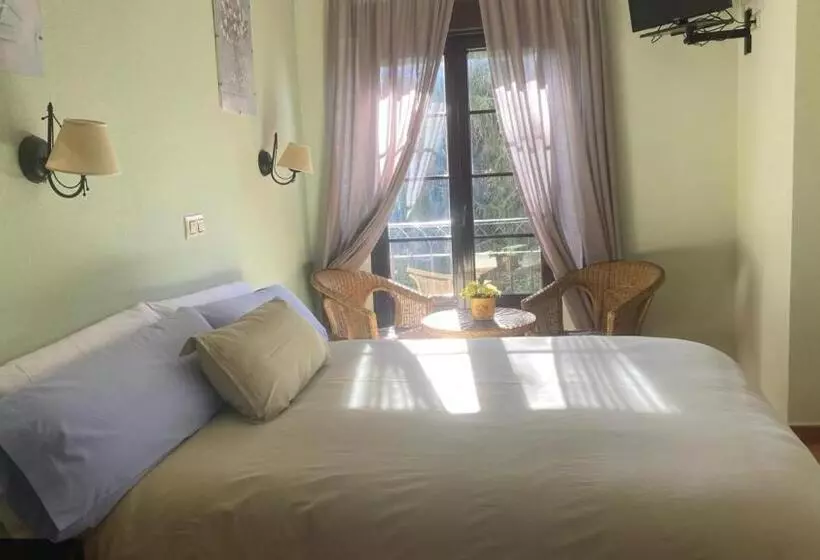 پانسیون Hostal La Cigueña