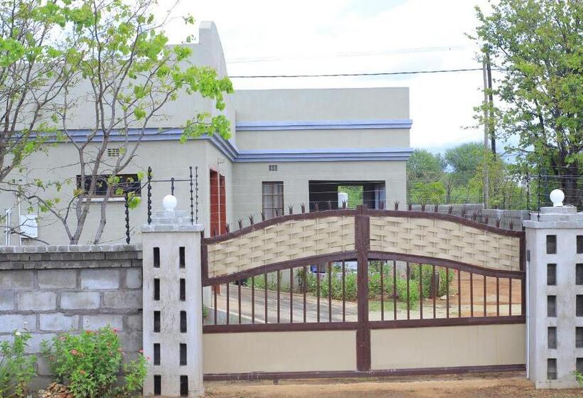 تختخواب و صبحانه The Rock Travellers Home