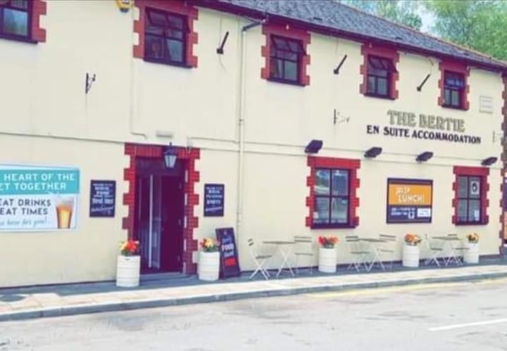 酒店 Bertie Pontypridd