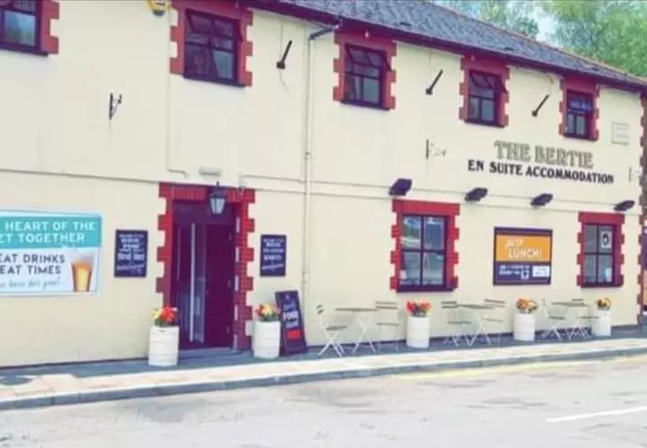 Hotelli Bertie Pontypridd