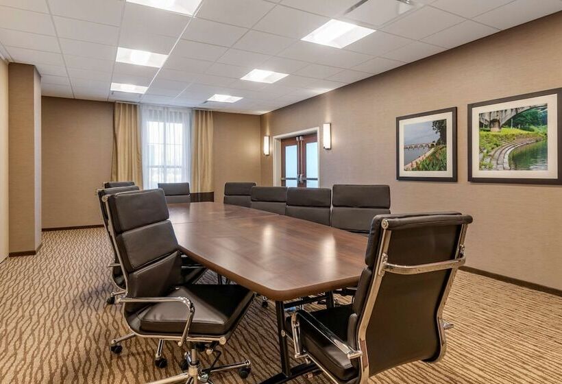 Отель Comfort Suites Camp Hillharrisburg West