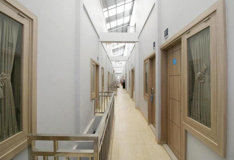 הוסטל Reddoorz Near Jalan Kolonel Haji Burlian Palembang