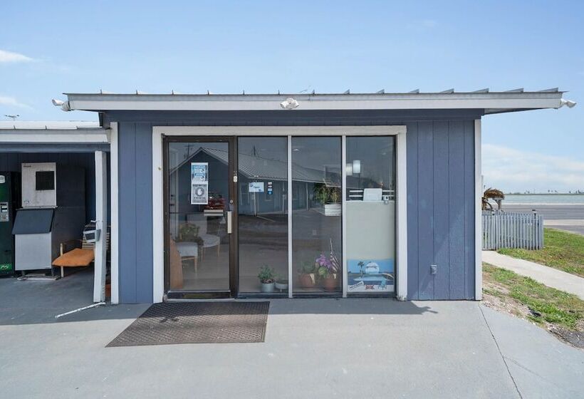 בית מלון כפרי Oyo Rockport Bay View