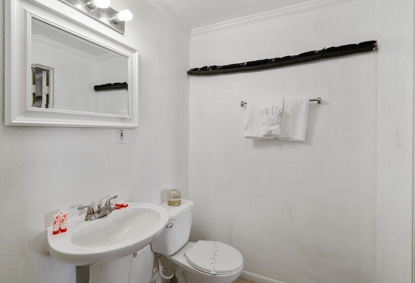 בית מלון כפרי Oyo Rockport Bay View