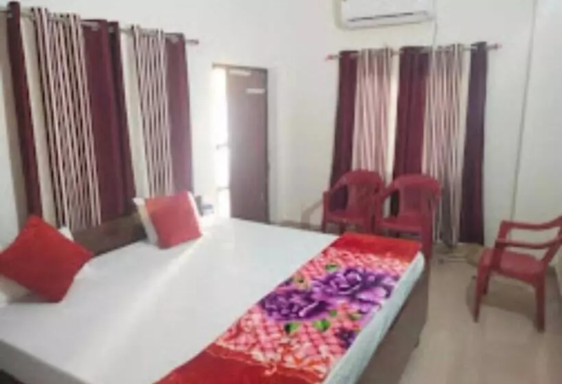 هتل Varanasi Paradise