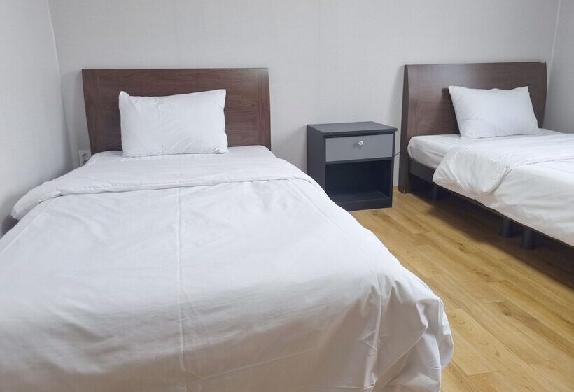 فندق على الطريق Charlie Hotel Jeju