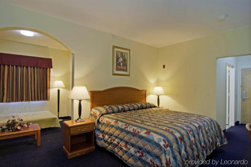 هتل Americas Best Value Inn And Suites Bush International Airport